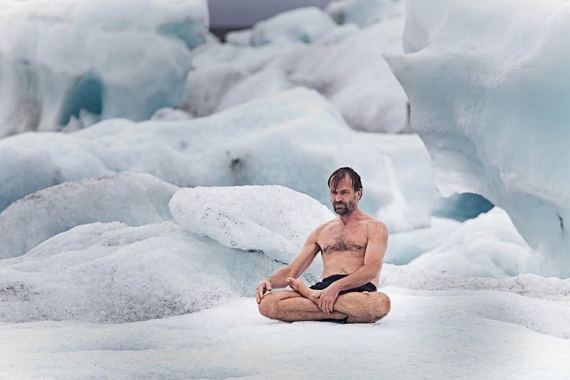 Mistr Wim Hof meditující na ledovci