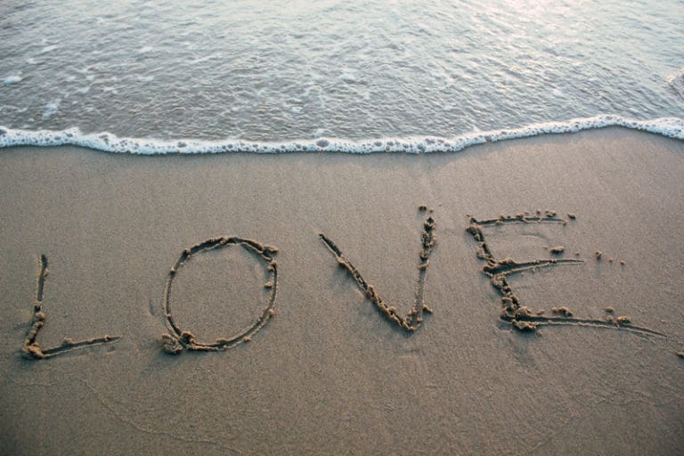 slovo láska napsané do písku