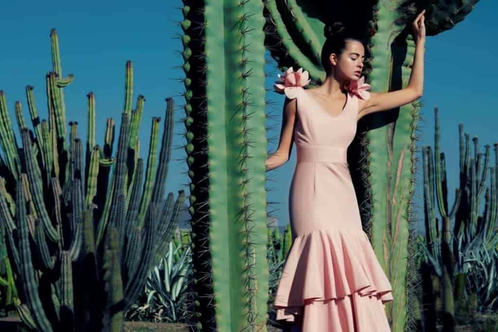 Zdenka Kolářová modelka v Maroku u kaktusu