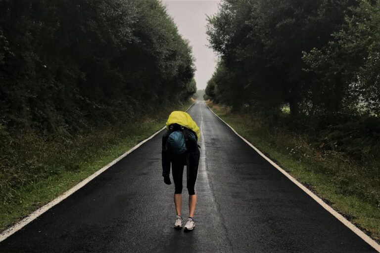 dívka na silnici v dešti