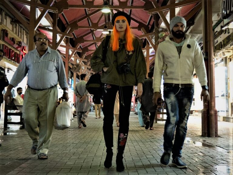 Zdenka Kolářová modelka v Dubaji s oranžovou parukou - stoicismus