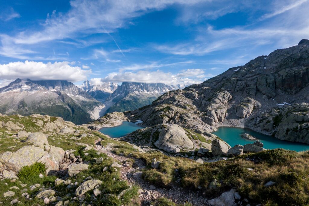 Jezero Lac Blanc na Tour du Mont Blanc, jedním z nejkrásnějších treků Evropy